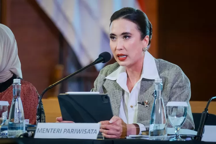 Menteri Pariwisata Widiyanti, Putri Wardhana saat Jumpa Pers Akhir Tahun (JPAT) Kementerian Pariwisata, Selasa (16/12/2025). (Foto: menpar.go.id)