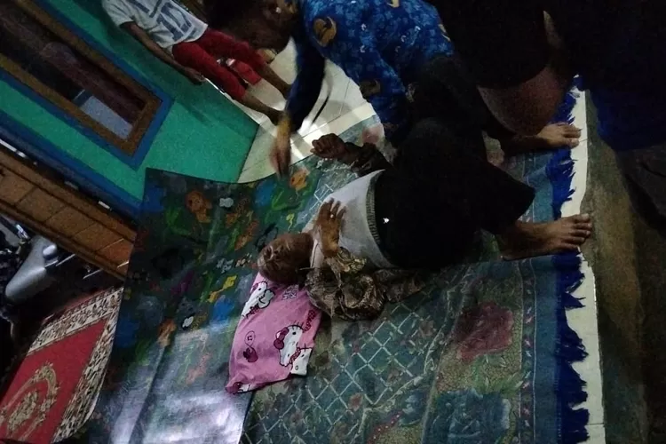 Ratusan warga Desa Pusakamulya keracunan massal usai mengkonsumsi nasi kotak yang dibagikan usai shalat jumat (Dok. Purwakarta Online)