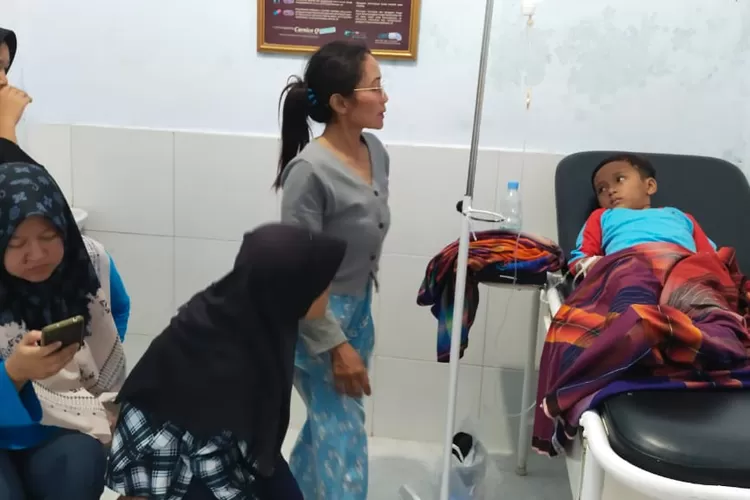 Salah satu korban keracunan massal di Pusakamulya Purwakarta tengah dalam perawatan medis (dok. Purwakarta Online)