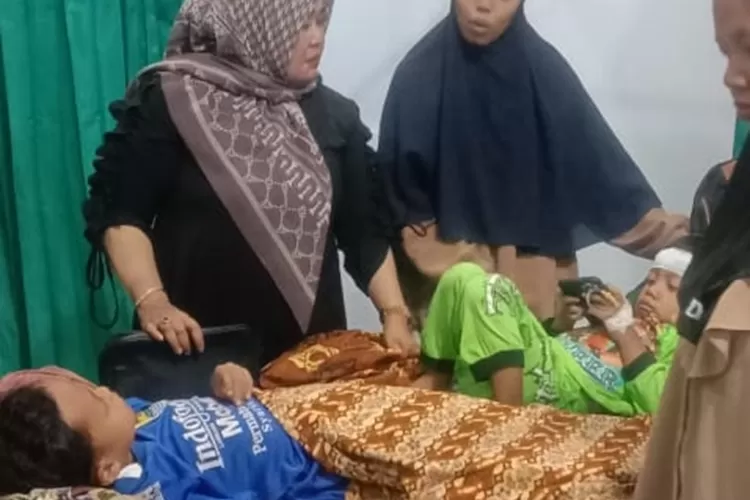 (Kiri berdiri) Kades Pusakamulya, Nunung Rahayu tengah mendampingi korban Keracunan massal di Desa Pusakamulya Purwakarta (Dok. Purwakarta Online)