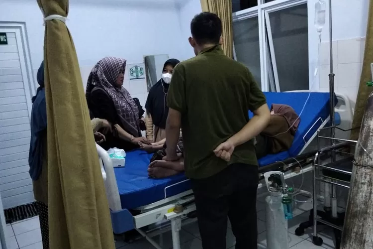 Kepala Desa Pusakamulya, Nunung Rahayu tengah mendampingi korban di fasilitas kesehatan. Kronologi keracunan massal di Desa Pusakamulya Purwakarta (Dok. Purwakarta Online)