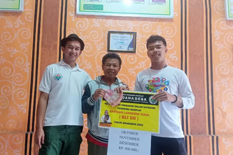 Dari kiri: PLD, KPM dan Staf Desa Pusakamulya. Penyaluran BLT DD (Dok. Purwakarta Online)