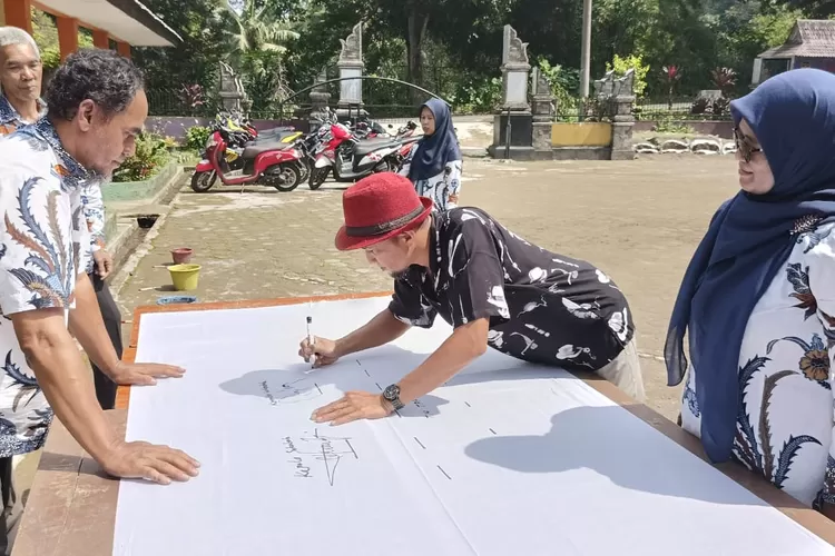 Ketua Komite SDN 2 Pusakamulya, Asep Rahmat Saleh Setiaji, SH (tengah/topi merah) menandatangani komitmen dalam kegiatan Deklarasi Anti Bullying pada Rabu (27/12/2023) (Dok. SDN 2 Pusakamulya)