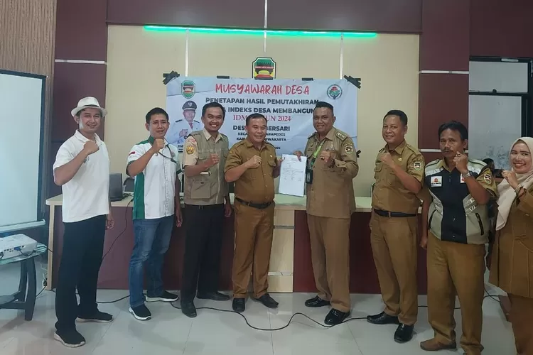 Pendamping Desa, BPD, Kepala Desa, Camat dan Staf berfoto bersama usai penandatanganan Berita Acara Musyawarah Desa Penetapan IDM 2024 Desa Sumbersari, Selasa (28/5/2024) (Dok. Pemdes Sumbersari)