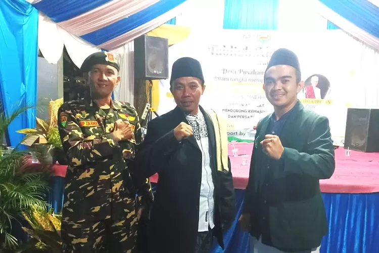 Dari kiri: Asep Rahmat Saleh Setiaji, SH alias Zaenx (Banser), Ustad Ahmad Ijudin (Imam Masjid Jami Al-Makmur), Dadan Kurniawan (Ketua DKM Masjid Jami Al-Makmur), berfoto bersama usai Pengajian Ratib Tahun Baru Islam 1446 H di Desa Pusakamulya. Sabtu, 6 Juli 2024 (Dok. Banser Kiarapedes)