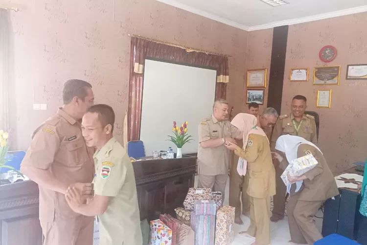 Pisah sambut Sekcam Kiarapedes, Subachri yang kini telah dilantik menjadi Camat Pondoksalam, Kabupaten Purwakarta. Senin, 8 Juli 2024 (Dok. Purwakarta Online)