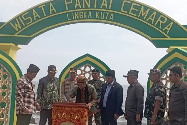 Menteri Desa Pembangunan Daerah Tertinggal dan Transmigrasi Republik Indonesia, Dr (HC) Drs Abdul Halim Iskandar, MPd. Meresmikan desa wisata pantai cemara, Gampong (Desa) Lingka Kuta, Kecamatan Gandapura, Kabupaten Bireuen, Sabtu (5/8/2023) (Dok. Diskominfo Bireun, Aceh)