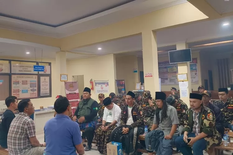 Banser Purwakarta datangi Polres Purwakarta pada Minggu malam (11/8/2024), terkait kasus persekusi pengurus NU di Karawang. (Dok. Banser Purwakarta)