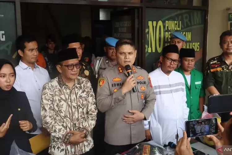 Kapolres Karawang AKBP Edwar Zulkarnain umumkan penangkapan dua pelaku Persekusi Rombongan Kyai NU dan Banser di Karawang. Jumat 16 Agustus 2024 (Polres Karawang)