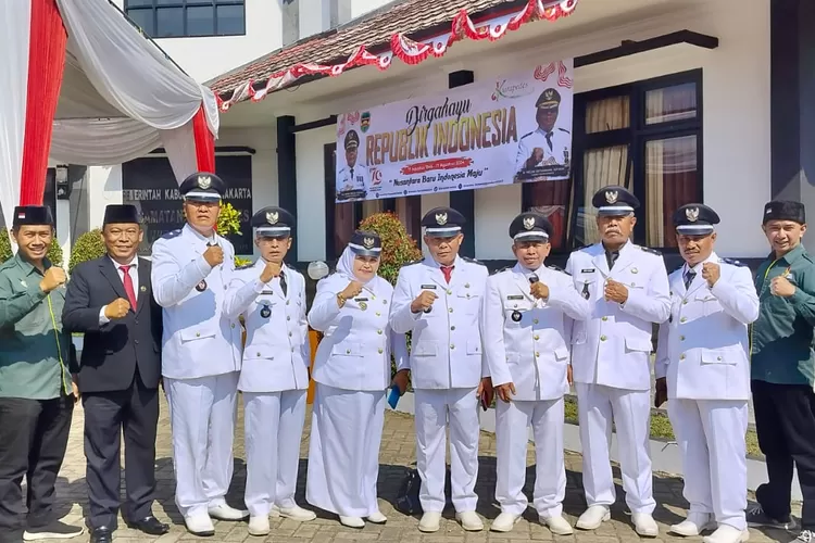 Tim Pendamping Desa Kecamatan Kiarapedes berfoto bersama dengan Camat, Sekcam, para Kepala Desa, Pendamping Olahraga, usai Upacara Peringatan HUT Ke-79 RI di Alun-alun Kiarapedes. Sabtu, 17 Agustus 2024 (Dok. TPP Kiarapedes)