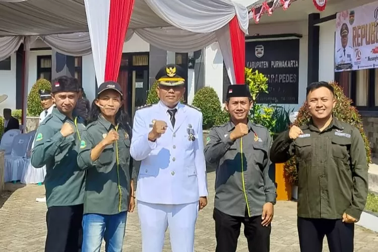 Tim Pendamping Desa Kecamatan Kiarapedes berfoto bersama dengan Camat, Pendamping Olahraga, usai Upacara Peringatan HUT Ke-79 RI di Alun-alun Kiarapedes. Sabtu, 17 Agustus 2024 (Dok. Handriansyah/Pendamping Olahraga Kec. Kiarapedes)