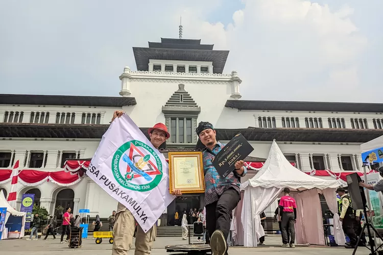 Petani Desa Pusakamulya, Zaenx (kiri) raih juara 2 Anugerah Perkebunan Jabar 2024. Bandung, 23 Agustus 2024 (Dok. Purwakarta Online)