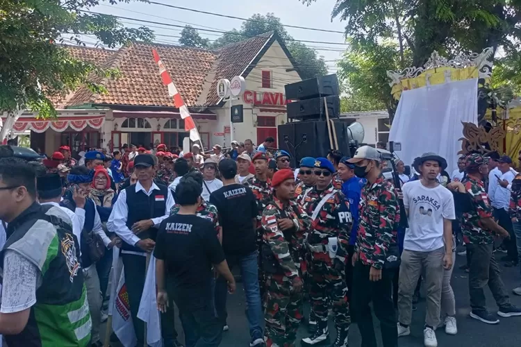 Beberapa LSM tampak hadir memberikan dukungan saat Pasangan Saepul Bahri Binzein dan Abang Ijo Hapidin mendaftar di KPU untuk Pilkada Purwakarta 2024. Rabu, 28 Agustus 2024 (Dok. Purwakarta Online)