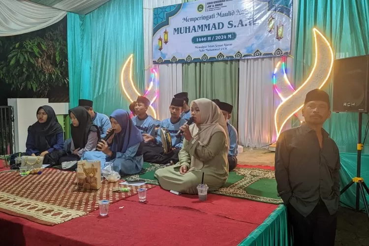 Penampilan Grup Hadroh Al-Mukhtar Assalafi di acara Peringatan Maulid Nabi Muhammad SAW di Masjid Jami Al-Makmur Dusun Legokbarong Desa Pusakamulya, Kiarapedes, Purwakarta. Jumat, 13 September 2024 (Dok. DKM Masjid Jami Al-Makmur/Bedi Ahmad Zubaedi)