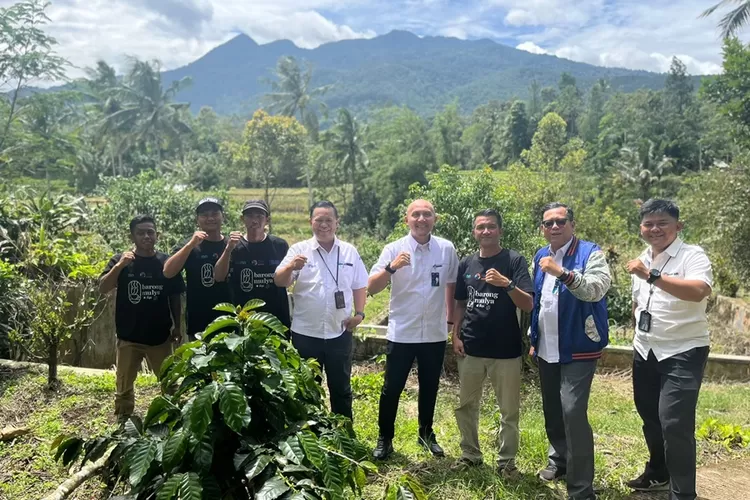 Zaenx (ketiga dari kanan), berfoto bersama pegawai BRI di Dusun Legokbarong, Pusakamulya, Kiarapedes Purwakarta (30/12/2024), dengan latar Gunung Burangrang. (Dok. BRI Wanayasa/Indra S. Hermawan)