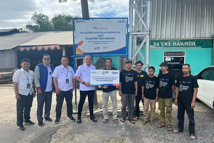 BRI Purwakarta, melalui program BRIncubator, mendukung petani kopi dan teh Desa Pusakamulya. Pelatihan, bantuan peralatan, dan pendampingan. (Dok. BRI Wanayasa/Indra S. Hermawan)