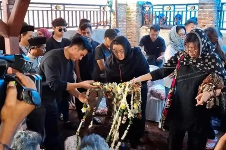 Almarhum Johnny Wong, ayah Baim Wong dikebumikan di TPU Sirna Sari, Purwakarta. Selasa, 7 Januari 2025. (Instagram @baimwong)