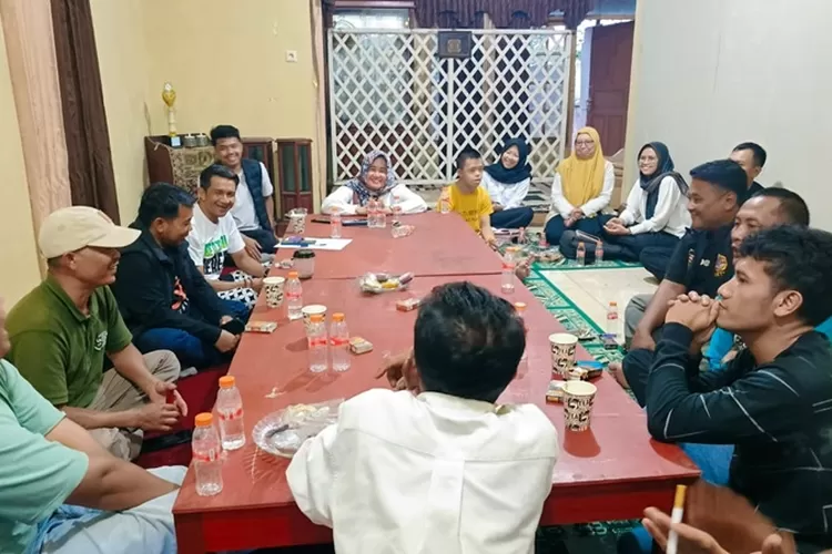 Diskusi Kepala Desa Pusakamulya dengan tokoh pemuda di Ruang Badami, Sekretariat Gapoktan Pusaka Mandiri, Dusun Legokbarong, Desa Pusakamulya, Kecamatan Kiarapedes, Kabupaten Purwakarta. Rabu sore (8/1/2025). (Dok. Purwakarta Online/Hasan Sidik)