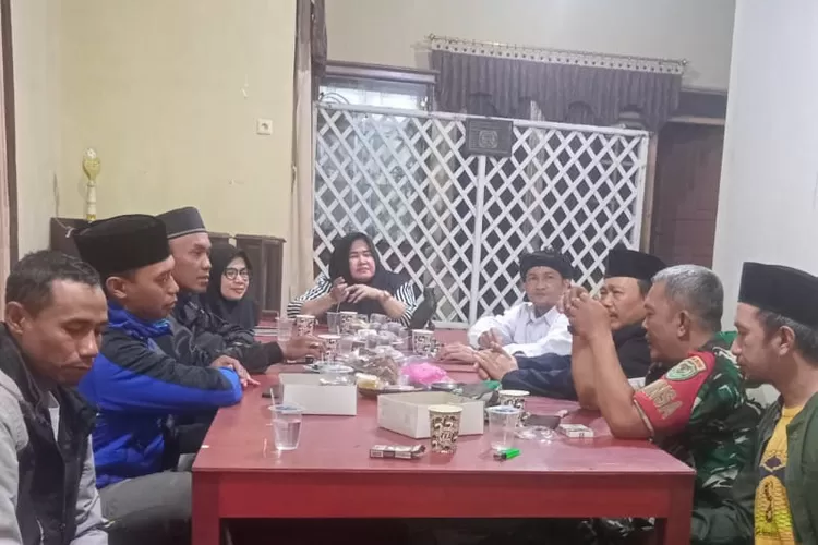 Rapat gabungan Desa Pusakamulya bahas ketahanan pangan bersama Gapoktan, TNI, penyuluh pertanian, BPD, PLD, dan pemerintah desa, Senin (20/1/2025). Fokus pada solusi air, pupuk bersubsidi, dan lumbung pangan. (Dok. Purwakarta Online/E. Hasanudin Tole)