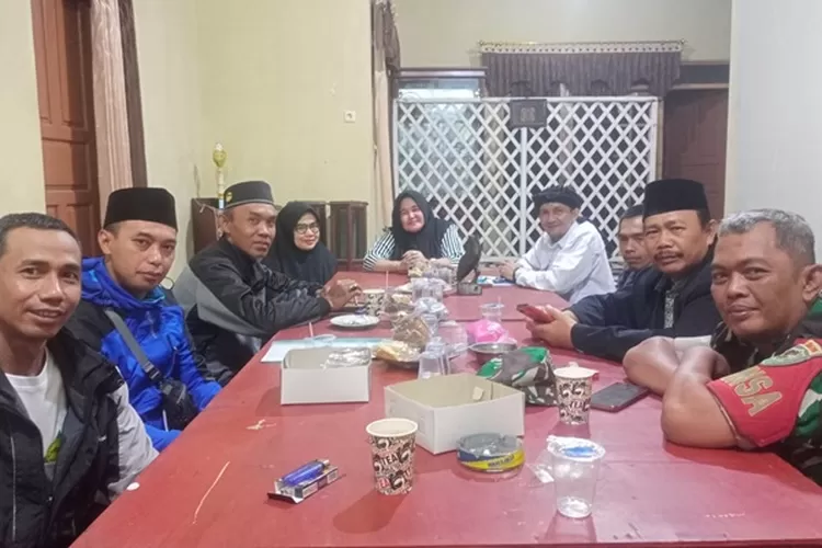 Ketua BPD Pusakamulya, Ali Hasanudin (kedua dari kiri) fokus menggali potensi ketahanan pangan bersama Penyuluh, TNI, dan masyarakat tani di Sekretariat Gapoktan (20/1/2025). (Dok. Purwakarta Online)