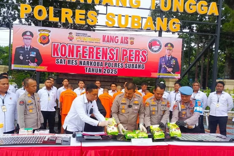 Polres Subang berhasil mengungkap penyelundupan sabu 5,14 kg di Kecamatan Cisalak pada Selasa (14/1/2025) dini hari. Dua pengedar, UP dan YS, diamankan bersama barang bukti senilai Rp5 miliar. (Dok. Polres Subang)