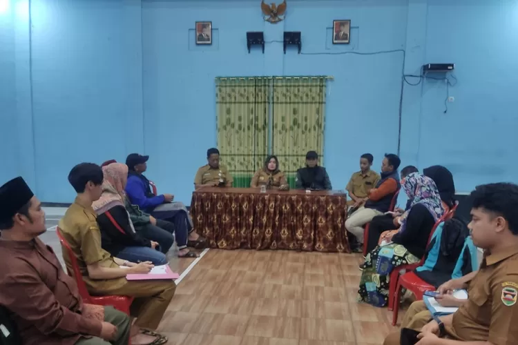 FGD Ketahanan Pangan Bumdes di Desa Pusakamulya (Senin, 3/1/2025). Tim Pendamping Desa Kecamatan Kiarapedes Purwakarta menggelar FGD ketahanan pangan di 10 desa, membahas implementasi Kepmendesa No. 3 Tahun 2025 dan mendukung program MBG. (Dok. Pemdes Pusakamulya)