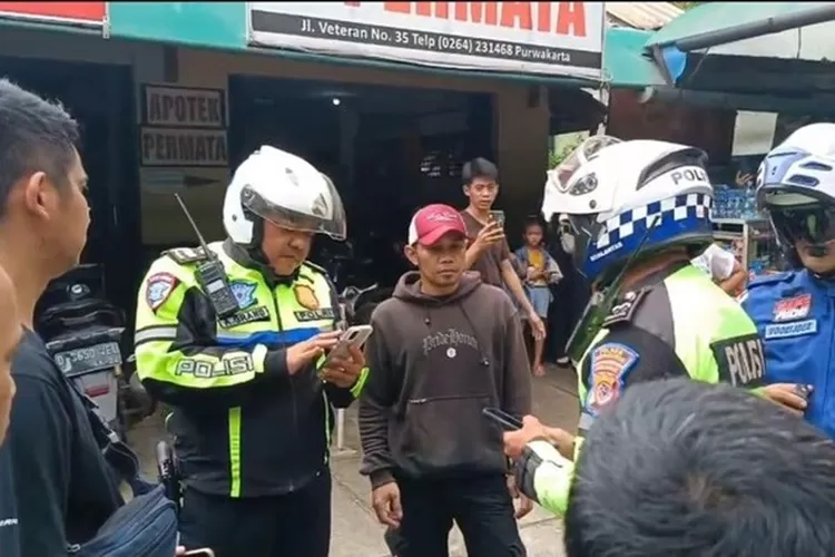 Polisi Purwakarta berhasil menggagalkan aksi curanmor dengan modus test ride. Kronologi heroik penangkapan pelaku yang berakhir di tangan personel patroli. (Istimewa)