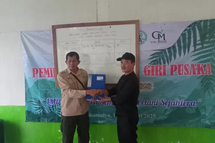 KRPH Wanayasa, Mansur (kiri) dan Ketua Terpilih Dede Warsid (kanan) usai Pemilihan Ketua LMDH Giri Pusaka Desa Pusakamulya, Kiarapedes, Purwakarta (Rabu, 14/2/2025). (Dok. Purwakarta Online)