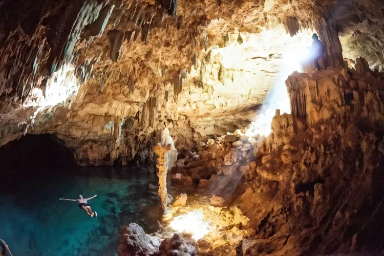  Jelajahi keunikan Goa Batu Cermin di Labuan Bajo, gua kapur bercahaya dengan sejarah purba. Tips berkunjung dan rekomendasi wisata terbaik. (Foto: Google/@TripTrus)