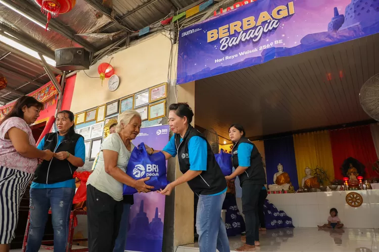 BRI Peduli salurkan 1.000 paket sembako untuk Umat Buddha di Tangerang saat Hari Raya Waisak 2025 melalui program CSR BRI. (Dok. Bank BRI)