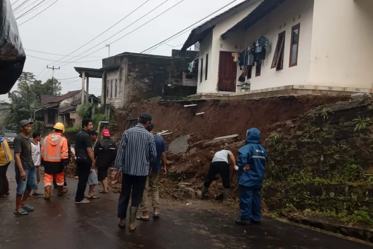 Longsor di Legokbarong, Kecamatan Kiarapedes, Purwakarta timpa akses ke Wisata Ujung Aspal. Tidak ada korban, warga kompak gotong royong. (Dok. Purwakarta Online/Dadan Hamdani)