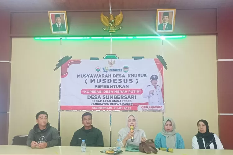Sri Gustini (tengah) terpilih sebagai Ketua Koperasi Desa Merah Putih Desa Sumbersari Purwakarta lewat Musdesus pada Rabu, 21 Mei 2025. (Dok. PURWAKARTA ONLINE/Enjang Sugianto)