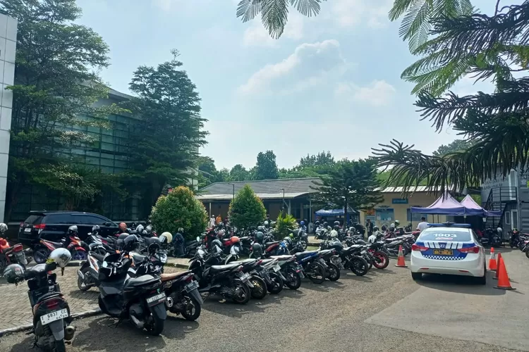 Area parkir SAMSAT Purwakarta. Warga gagal ikut pemutihan di SAMSAT Purwakarta karena BPKB ditahan leasing. Pemutihan diperpanjang hingga 30 Juni 2025. (Dok. PURWAKARTA ONLINE)