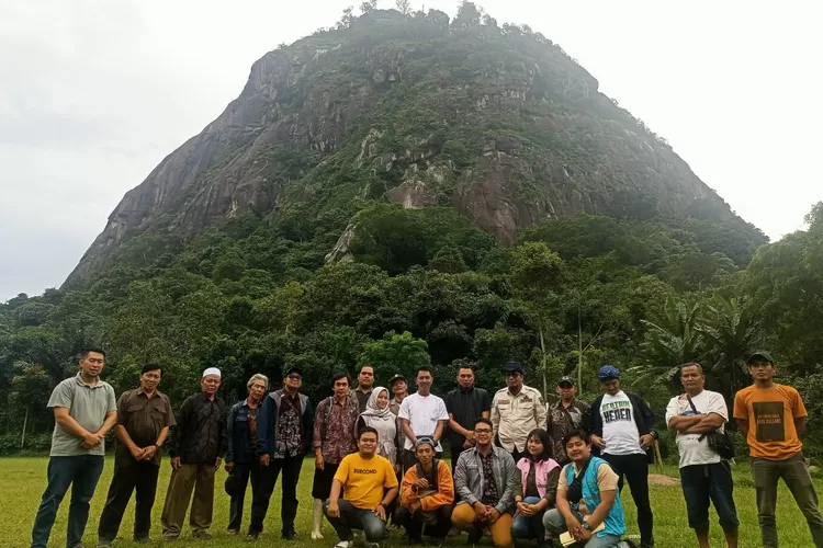 Diskusi kopi di Tegalwaru, Purwakarta, bersama Odod dari Disporaparbud bahas kolaborasi wisata dan kopi lokal, Kamis (19/6/2025). (Dok. PURWAKARTA ONLINE/Enjang Sugianto)