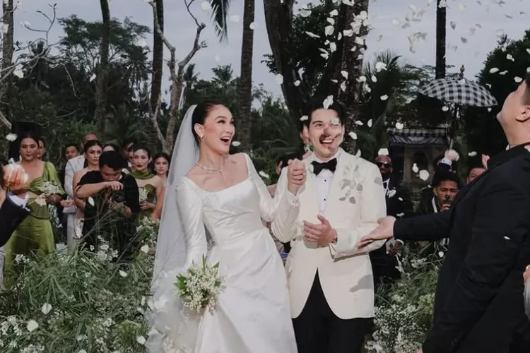 Jadi Sedih Luna Maya gagal beri kejutan untuk Maxime di resepsi pernikahan Jakarta karena Sheila On 7 keburu ketahuan. (Purwakarta Online )