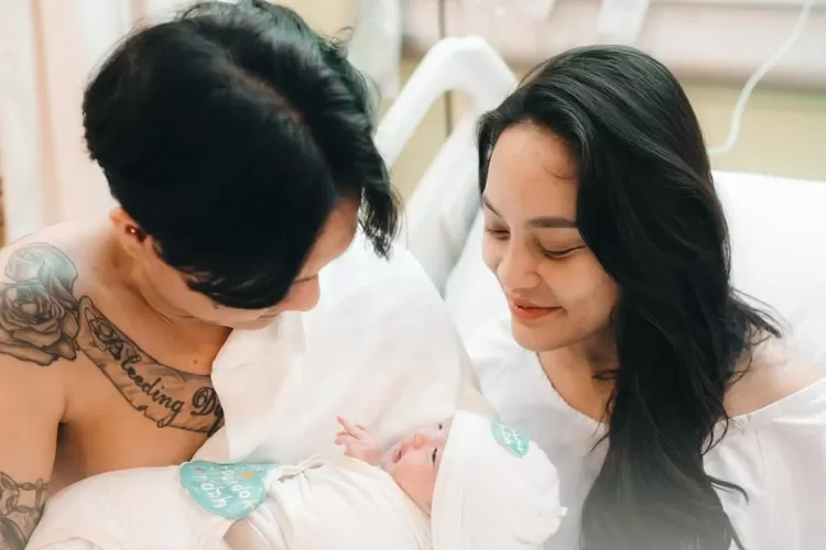 Erika Carlina alami gejolak emosional usai melahirkan. DJ Bravy ungkap kondisi terkini sang kekasih dan bayi mereka. ((Instagram/eri.carl))
