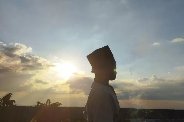 Ketika Di keindahan Alam sore hari yang elok dan sejuk, dengan hembusan angin yang lembut, aku duduk di depan rumah. (Dok. Dadan Hamdani)