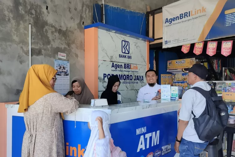 AgenBRILink Podomoro Jaya di Gowa bantu petani dan warga akses layanan BRI, transaksi naik saat panen. (Dok. BRI)