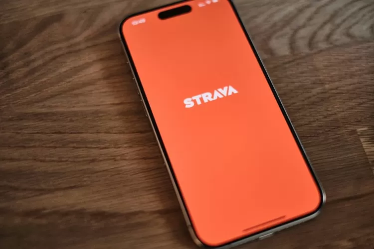 Platform Strava, pelacak aktivitas olahraga yang mewarnai tren baru di Indonesia.  ((Unsplash.com/AppShunter))