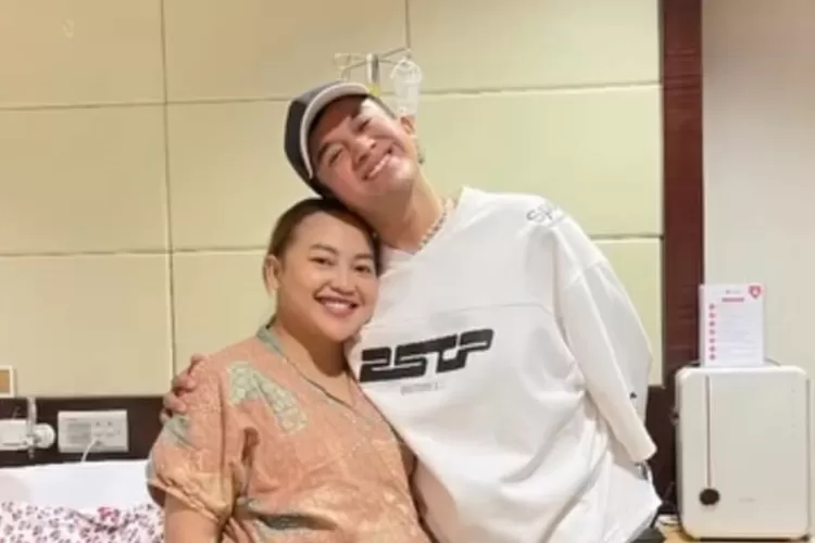 Potret presenter dan komedian Anwar BAB bersama dengan mendiang Nina Carolina atau Mpok Alpa ((Instagram/anwar_bab))