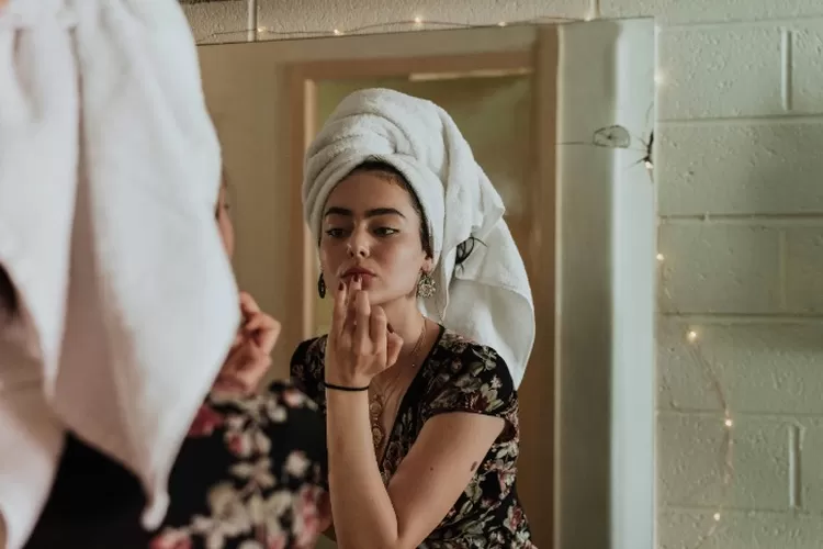 Ilustrasi wanita yang merawat kecantikan wajahnya dengan menggunakan produk skincare.  ((Unsplash.com/KevinLaminto))