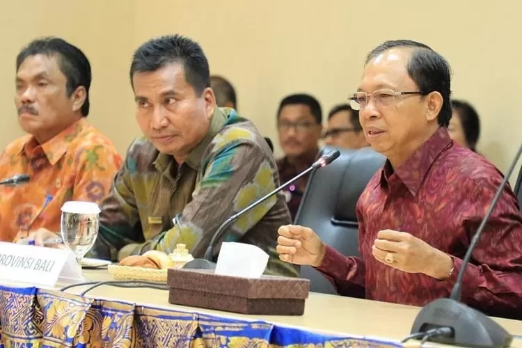 Gubernur Bali, Wayan Koster (kanan) menyebut situasi Pulau Bali sudah aman pasca banjir dan tidak ada travel warning.  ((Instagram/kostergubernurbali))