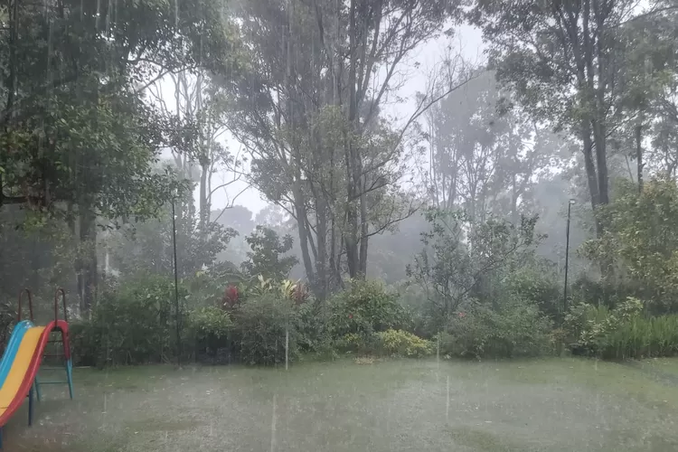 Hujan deras depan rumah Kp. Legokbarong  (Dok. Dadan Hamdani)