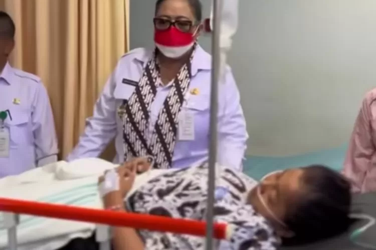 Bupati Gunungkidul, Endah Subekti saat menjenguk para siswa yang diduga mengalami keracunan makanan usai menyantap MBG.  ((Instagram/humasjogja))