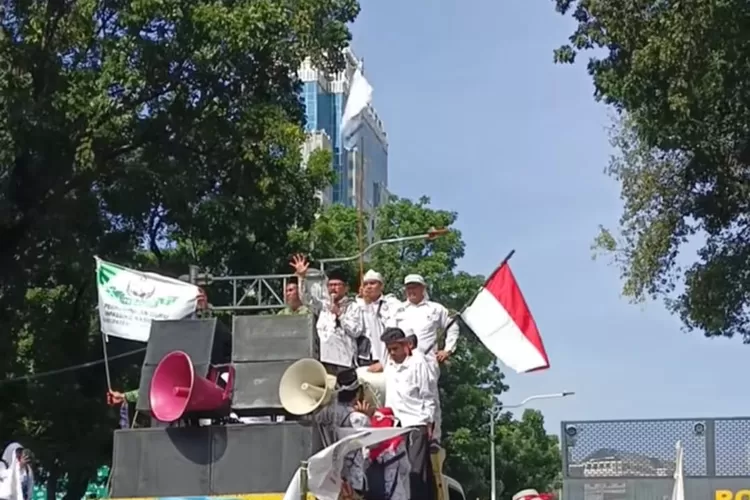 Tangkapan layar aksi para guru madrasah terkait tuntutan pengangkatan menjadi ASN atau PPPK.  ((TikTok/paizirawan02))