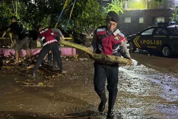 Pemerintah Purwakarta bergerak cepat tangani rumah roboh di Cibodas dan banjir di Babakancikao. (Dok. Tribratanews)
