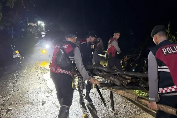 Puluhan rumah di Babakancikao terendam banjir setelah hujan deras. Polisi bergerak cepat bantu warga. (Dok. Tribratanews)