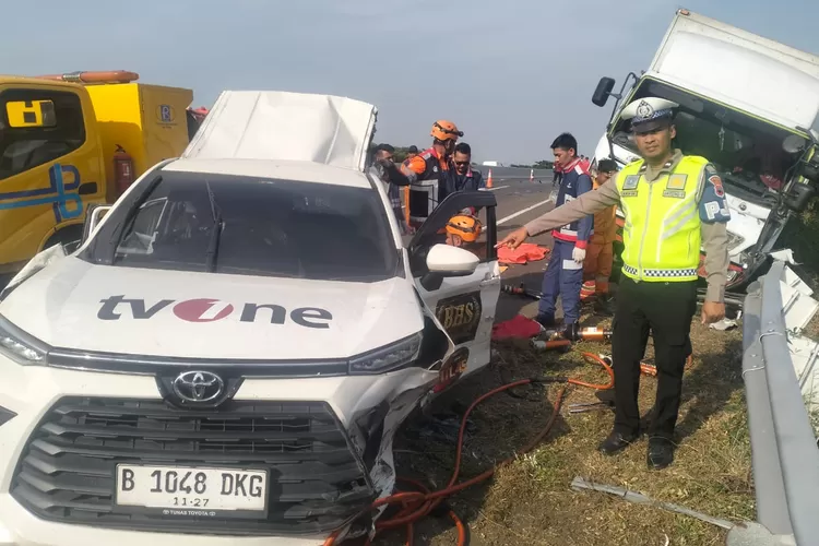 Mobil yang ditumpangi kru tvOne, yang mengalami lakalantas di Jalan Tol Jakarta – Pemalang KM 315. (f: ist)