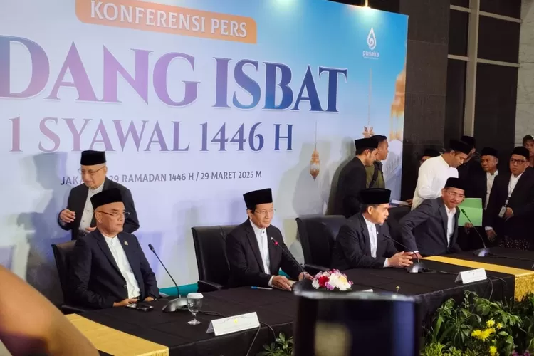 Menag Nasaruddin Umar (tengah) saat memimpin pengumuman sidang isbat 1 Syawal 1446 Hijriah di Kantor Kemenag RI, Jakarta Pusat, Sabtu (29/3/2025). (f: kompas.com)