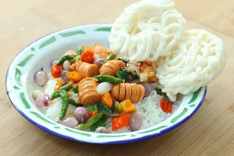 Chef Devina Hermawan membagikan resep sosis oseng bawang merah yang praktis.  (Tangkapan Layar YouTube @Devina Hermawan)